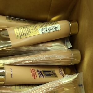 L'Oréal Visible Lift Blur Foundation Case Of 43 For Private Client